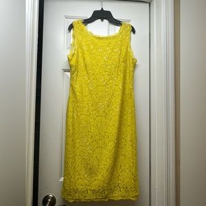Beautiful yellow lace dress. Zipper back. Women’s 10